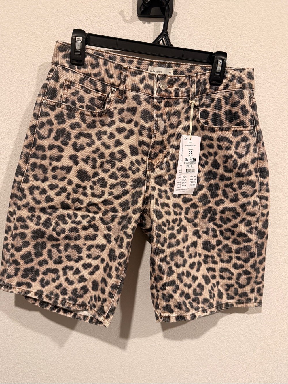 Leopard 🐆 Print Bermuda jorts - women’s size 2-4